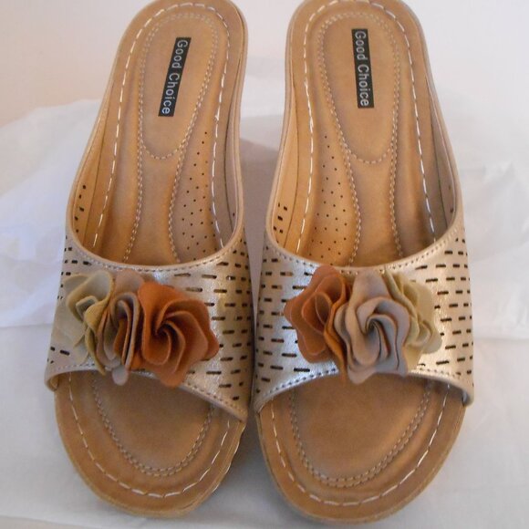 Good Choice Juliet Gold Slip On Wedge Heeled Slide Flower Accent-Size 10-NEW - Picture 1 of 7